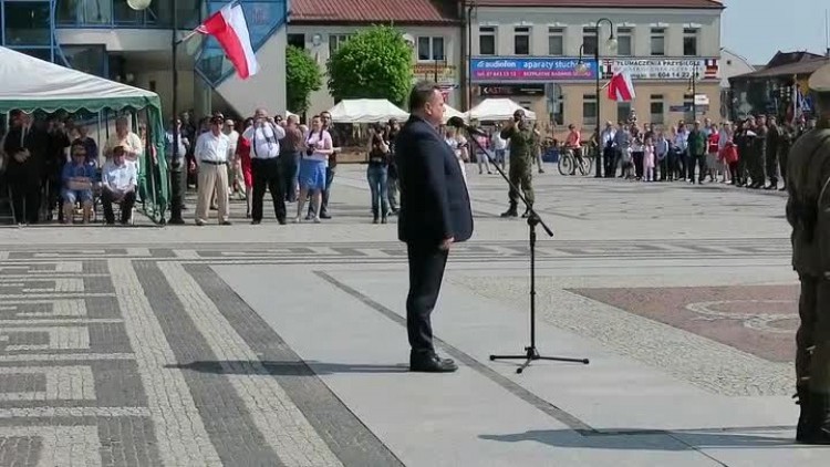 przybycie_posla_jaroslawa_zielinskiego_i_uroczyste_podniesienie_flagi_na_maszt_podczas_swieta_konstytucji_3_maja_2018.mp4
