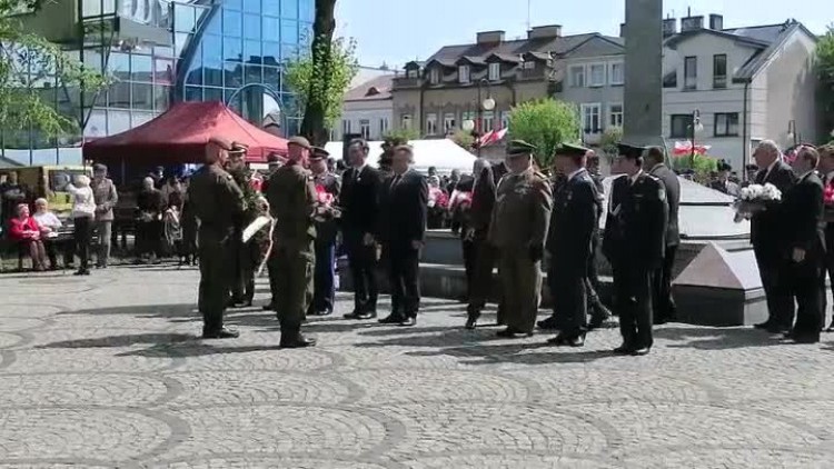 zlozenie_kwiatow_pod_pomnikiem_podczas_swieta_konstytucji_3_maja.mp4