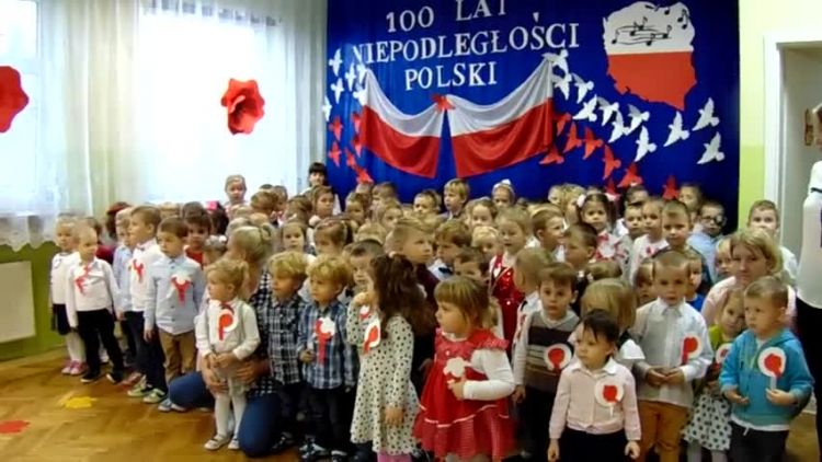 hymn_w_wykonaniu_dzieci_z_pzedszkola_nr_1imakademia_bystrzaka_w_augustowie.mp4