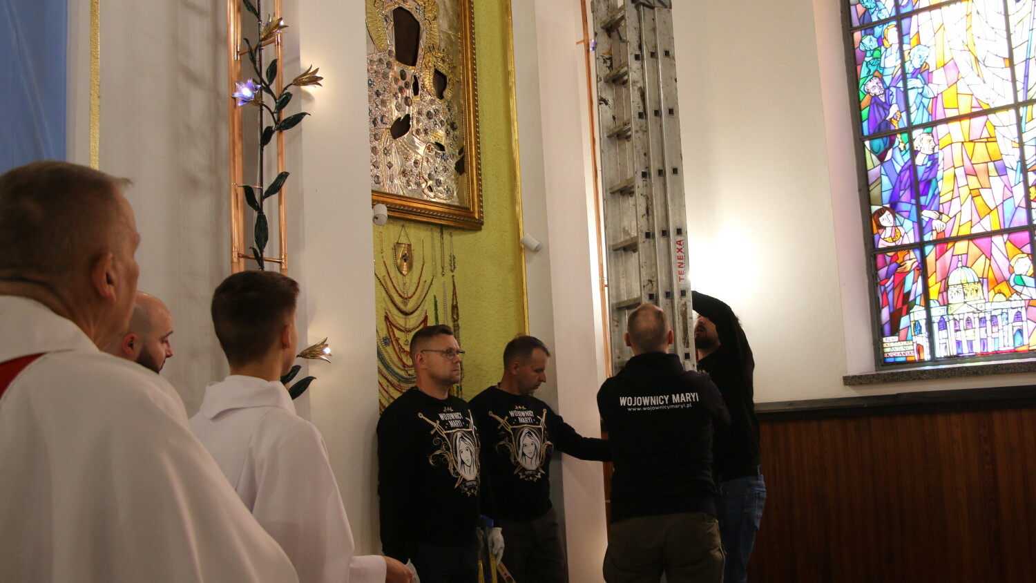 Powieszenie obrazu w kościele Matki Boskiej Częstochowskiej.mp4